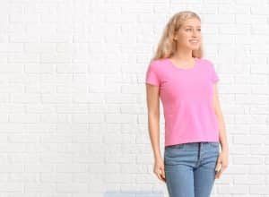 Como combinar camiseta rosa