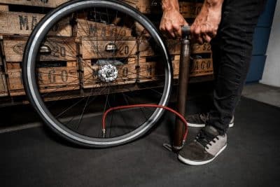 Bomba de pé vs bomba de mão para encher pneu speed